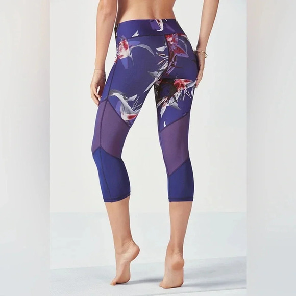 Fabletics Mid-Rise Mesh Powerhold® Capri Workout Leggings in Midnight Lily M - Picture 4 of 6